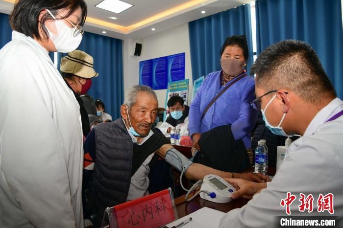 图为义诊现场。　贡嘎来松 摄