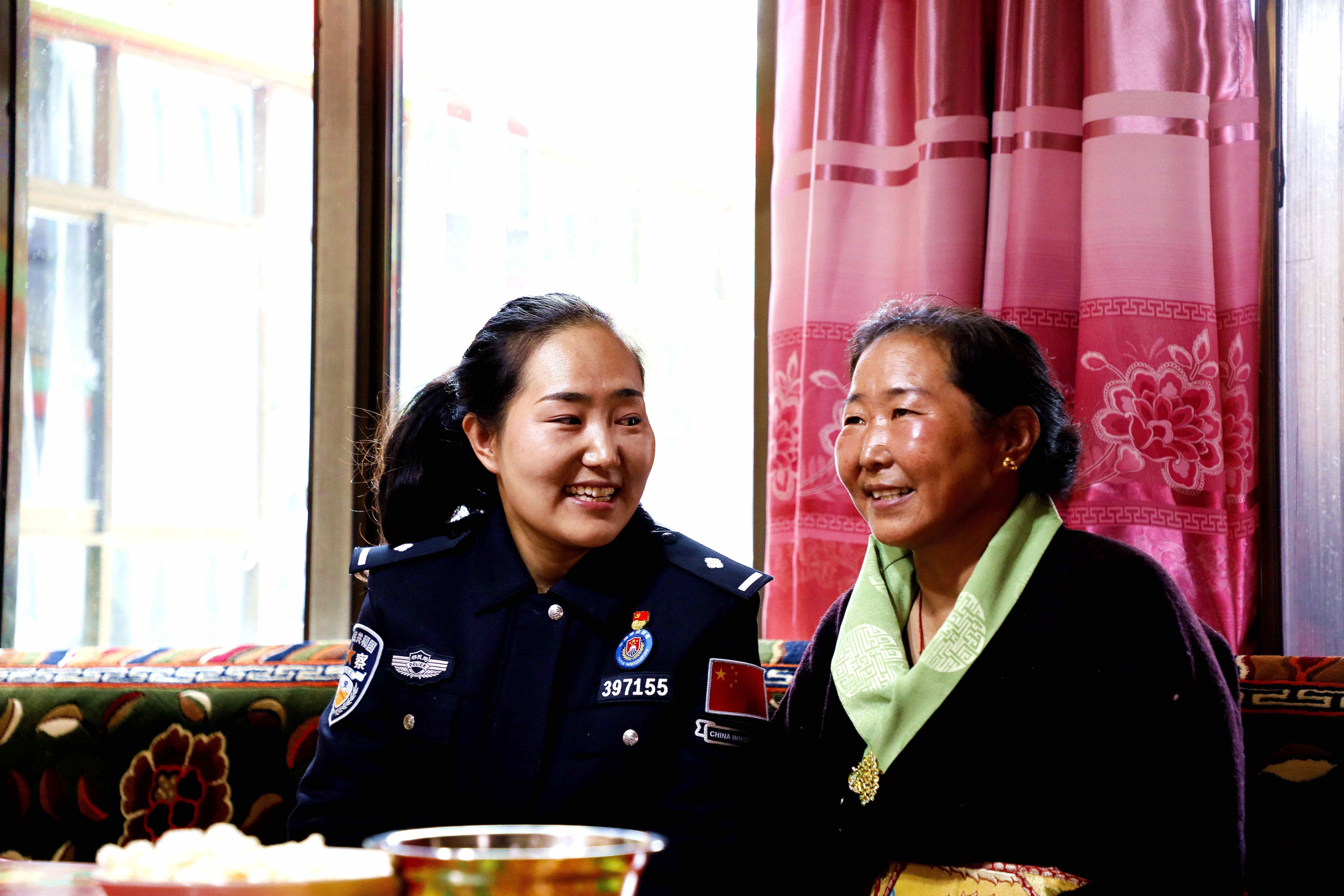 1689934443958828.jpg?x-oss-process=style/w10 索朗曲珍与母亲在一起 应俊摄(近景特写).jpg?x-oss-process=style/w10