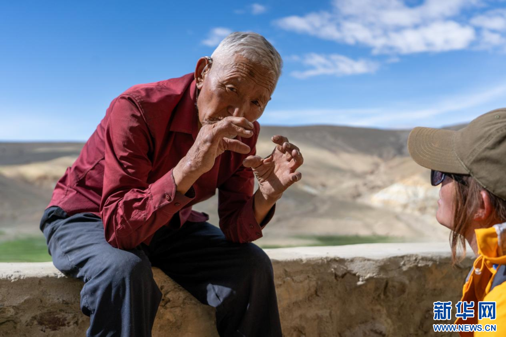 西藏阿里：用心守窟的“倔强”老人
