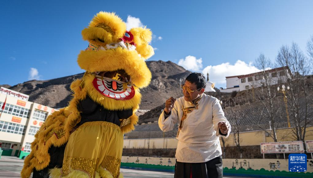 西藏洛隆：高原狮舞-今年69岁的