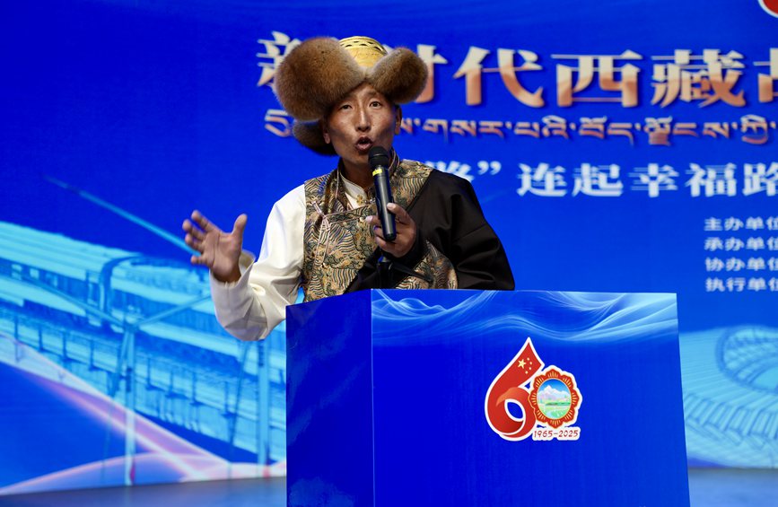 山南市隆子县三安曲林乡三林村党支部副书记扎西次仁作分享报告。人民网记者 次仁罗布摄