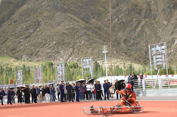 图2为观摩消防救援课目演练