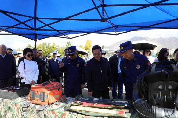 图1为展示综合救援装备