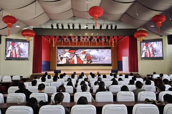 图3为观看森林消防总队纪实片