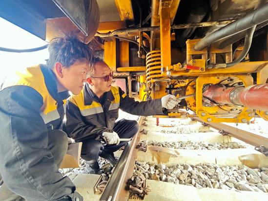 3.刘春国（后）与徒弟高志康（前）校准传动轴螺丝