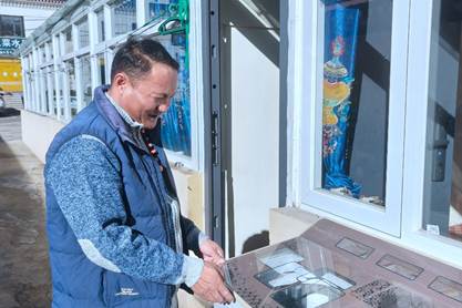 穿蓝色衣服的男人在街道边站着AI 生成的内容可能不正确。