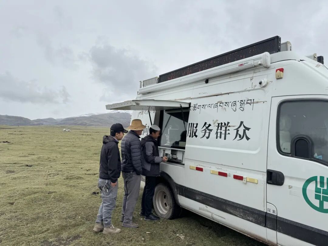农行流动金融服务车为农牧民提供服务.jpg