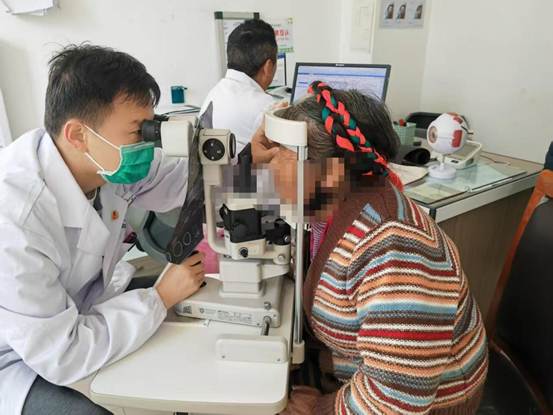 梁坤在为藏族同胞做视力检测