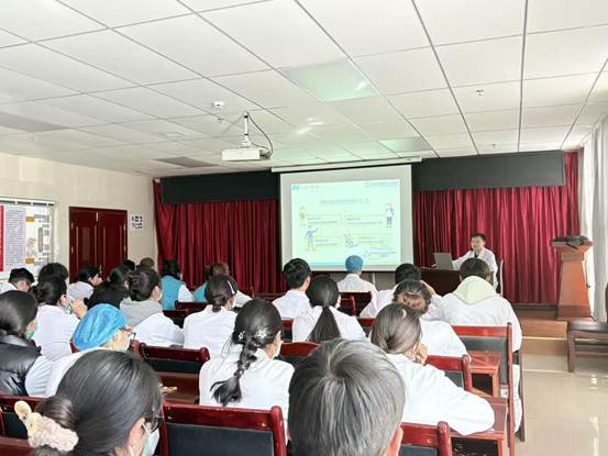 梁坤在山南市人民医院为医务人员开展专题讲座，传授诊疗技术