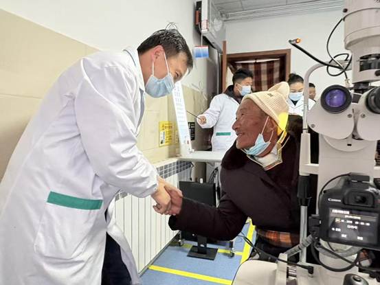 在西藏洛扎县开展免费白内障筛查与手术，藏族患者向梁坤表达感谢