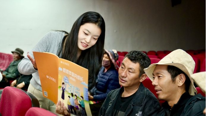 图为工作人员向农牧民普及金融反诈及金融消费者权益保护知识。受访者供图