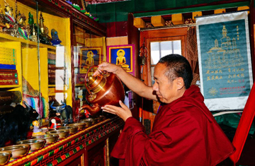 高僧科三考场祈福 老司机个人行为致全考场整