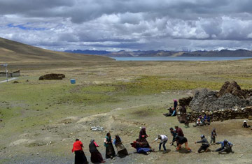 Villagers play tug-of-war in 5500-meter high village in Tibet
