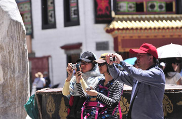 Tourism income soars in Lhasa