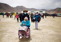滞尼西藏边民返家