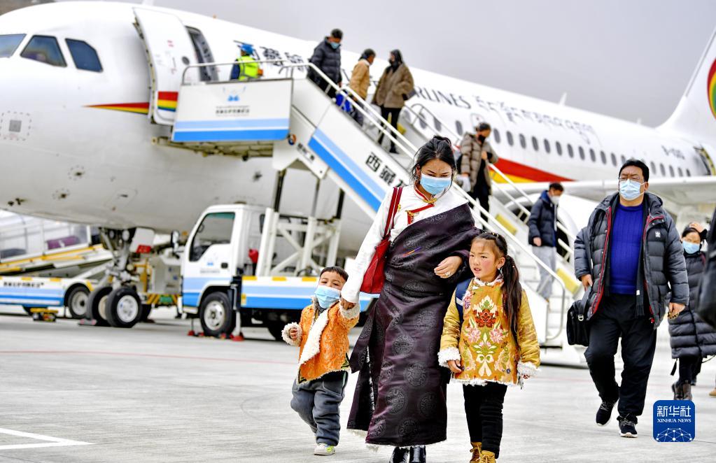 西藏民航年旅客吞吐量突破600萬人次（圖）