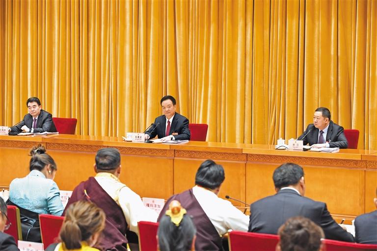 王君正參加自治區十一屆人大五次會議昌都代表團審議