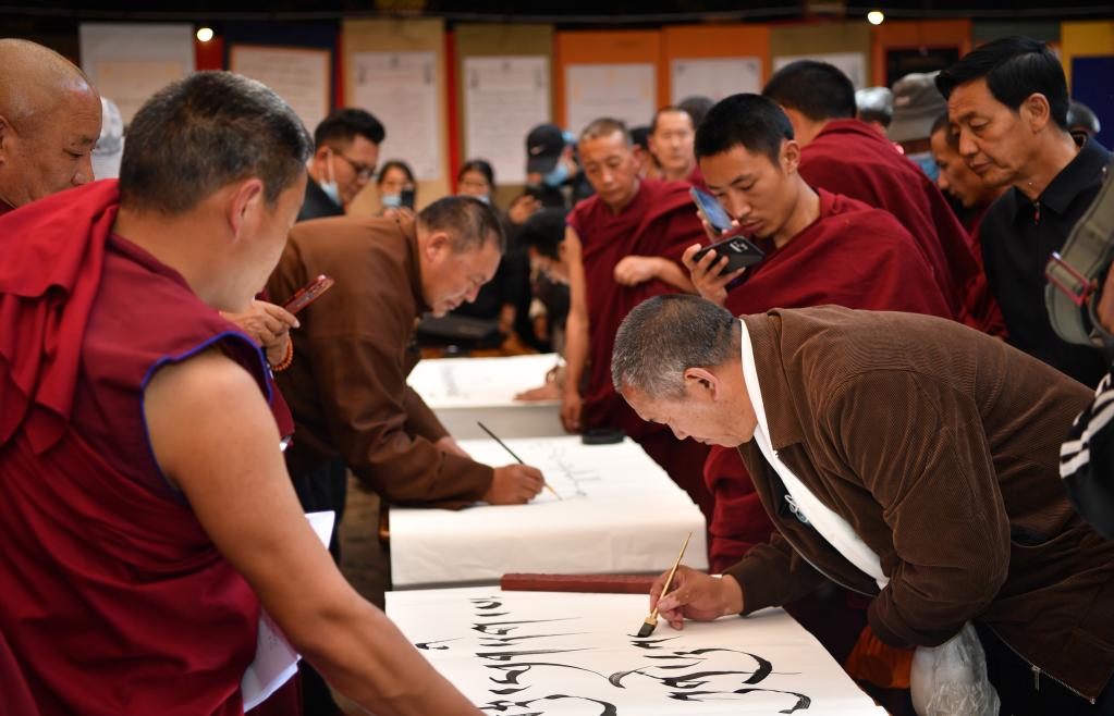 拉薩大昭寺舉行第三屆藏文書法展（圖）
