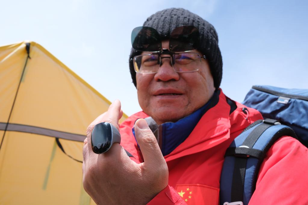 新華全媒+丨把論文寫在珠峰 用身體挑戰極限——科考人員親測極高海拔對人體影響