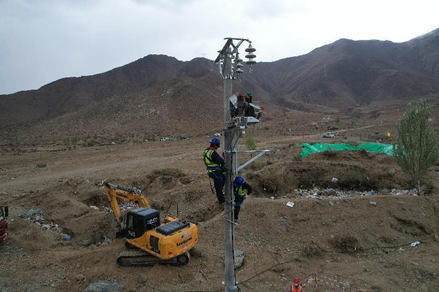記國網西藏電力拉薩換流站的青年工作者們