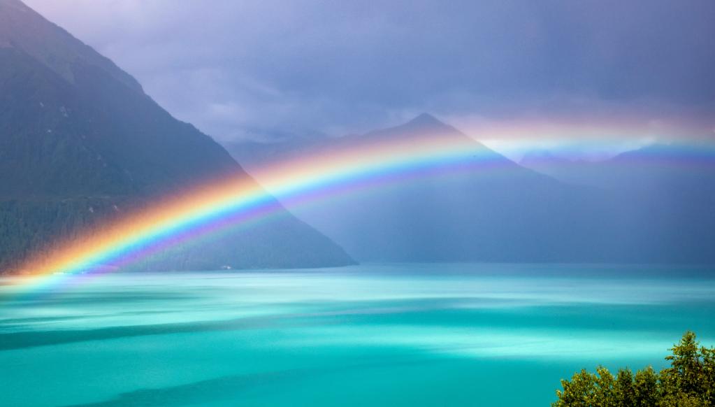 西藏巴松湖上的彩虹（圖）