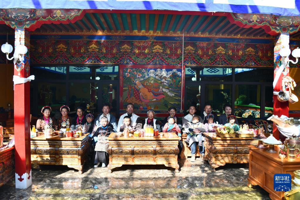 一位翻身农奴的四世同堂幸福年（图）