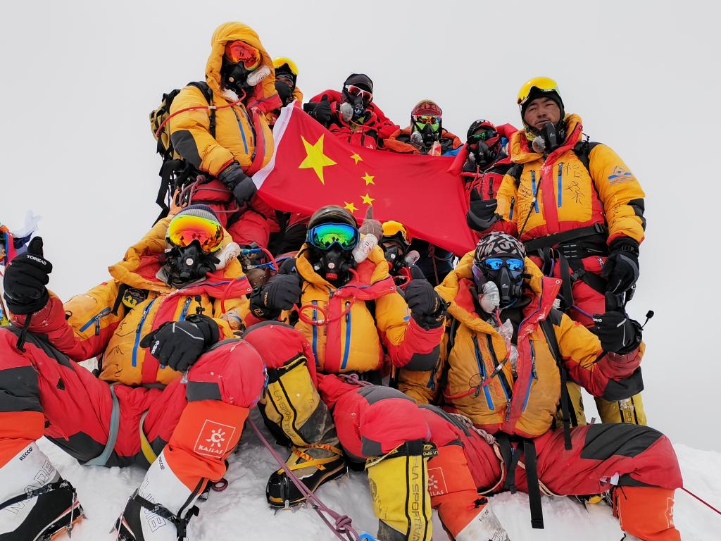 我国科考队员登顶珠峰 开展多项科学考察