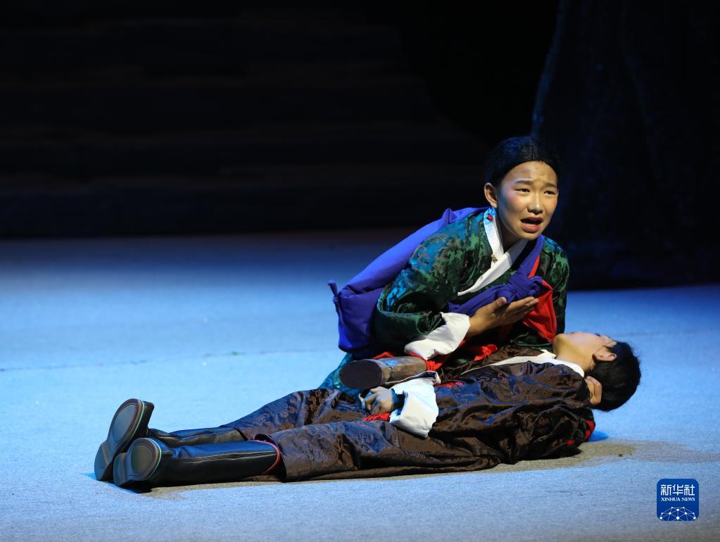 西藏首部少儿舞台剧藏戏传承非遗吟唱梦想　　