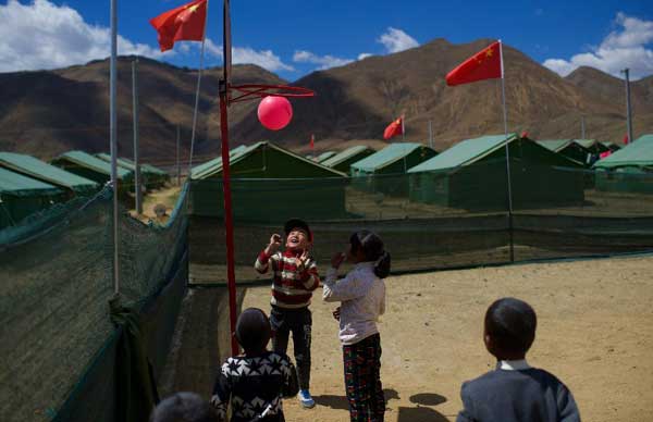 西藏：地震安置点内的“快乐园”