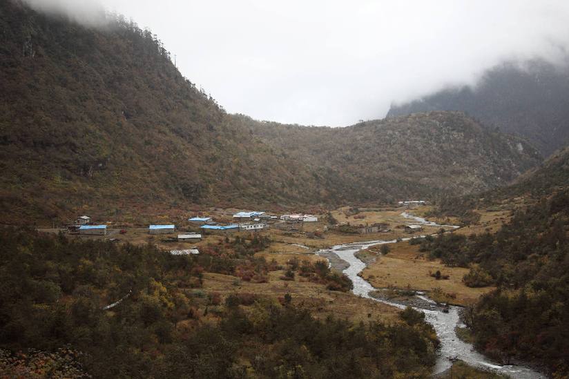 只有９戶人家的西藏玉麥鄉電力線路全線貫通