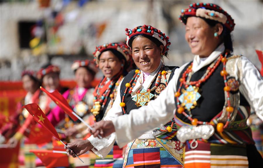 西藏日喀则:载歌载舞迎新年