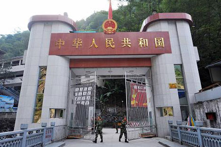 "喜马拉雅第一国门"——樟木口岸国门一日